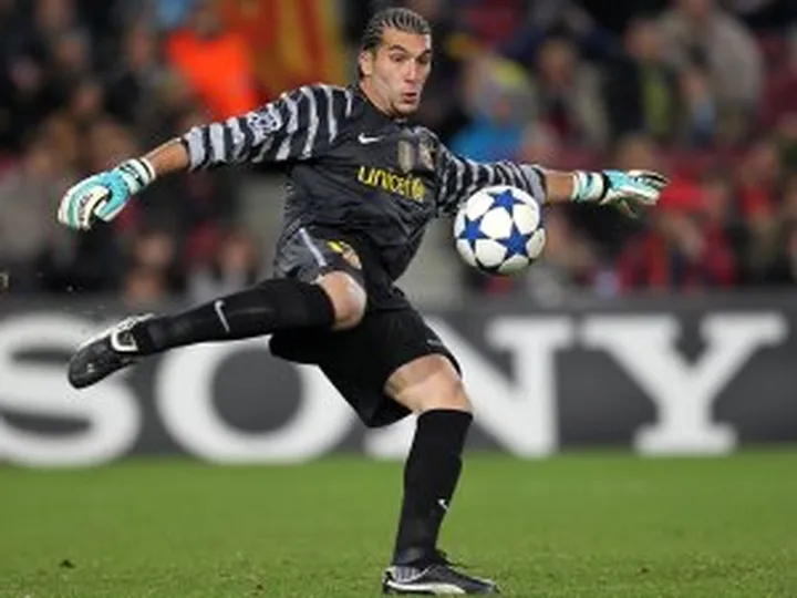 Pinto agrees new Barca deal