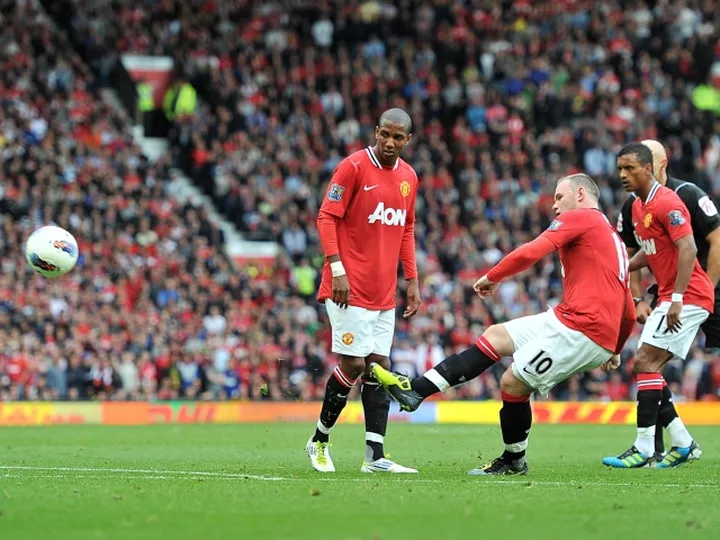 Rooney plays down RVP battle