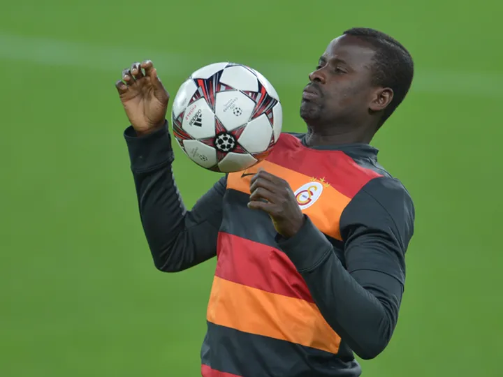 Sunderland to decide on Eboue next week