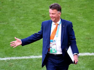 Van Gaal questions referees