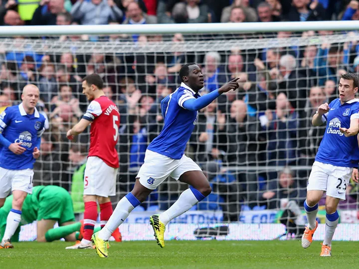Everton cruise past Arsenal to close gap