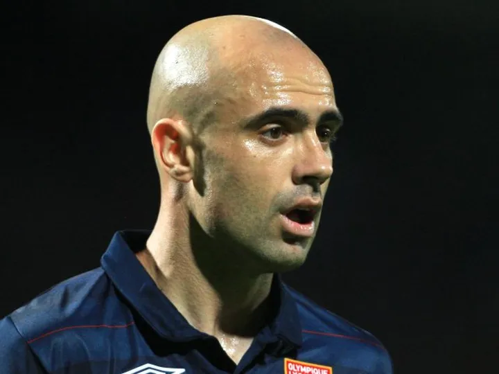 Lyon's Cris joins Galatasaray