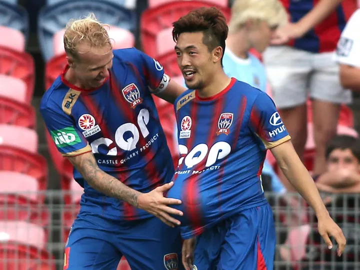 Late penalties earn Jets, Wanderers draw