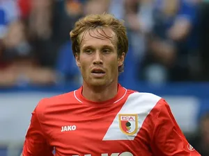 Andreas Ottl keeps possession of the ball against Schalke 04.