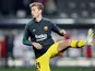 Frenkie De Jong warms up for Barcelona on October 23, 2019