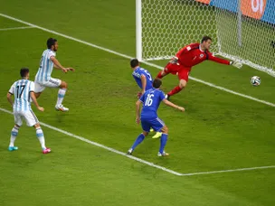 Argentina force early lead