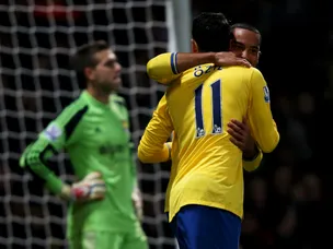 Theo Walcott: 'Ozil makes things easy'