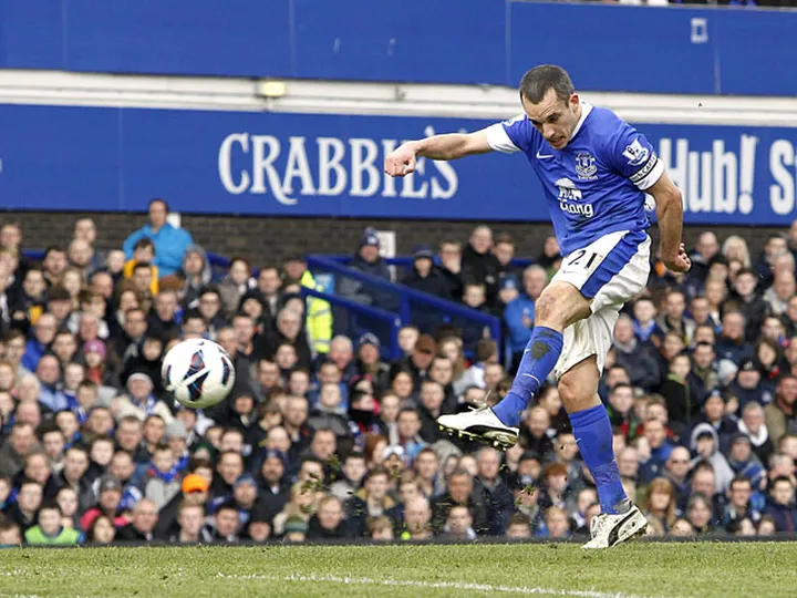 10-man Everton beat Manchester City
