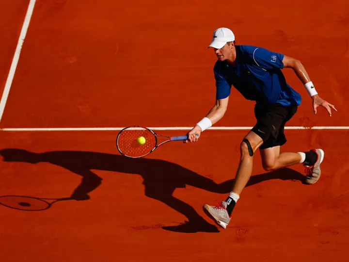 Isner advances in Rome