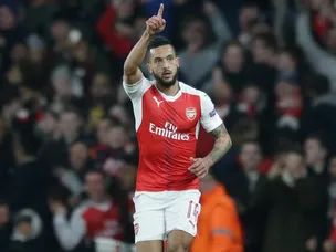 Walcott starts for Arsenal in Leicester clash