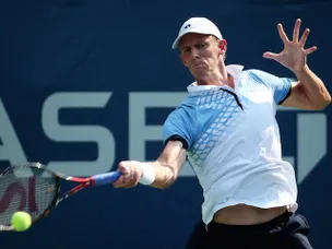 Anderson claims straight-sets win 