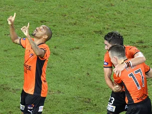 Ten-men Brisbane clinch win over Heart