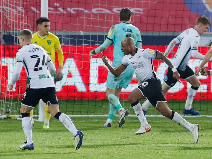 Swansea close the gap on leaders Norwich with comfortable victory