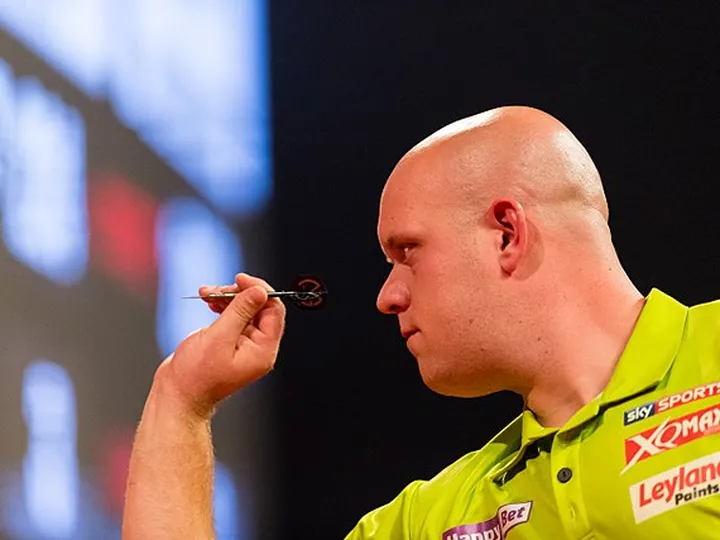 How did Van Gerwen, Cross fare at virtual reality darts?