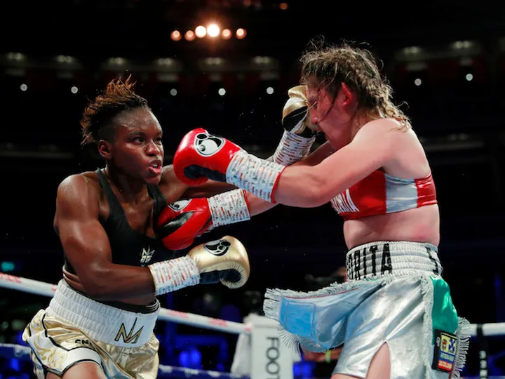 Nicola Adams retains world title in controversial draw at Albert Hall