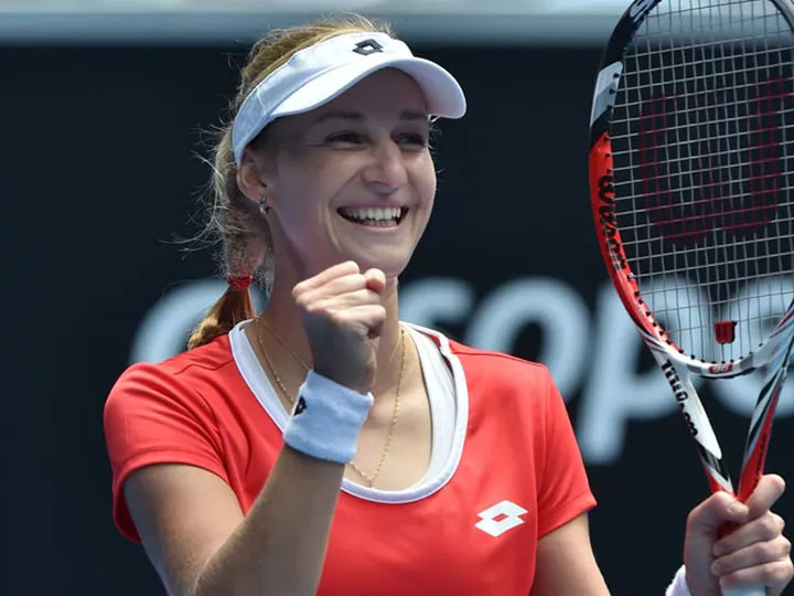 Makarova cruises through to last eight