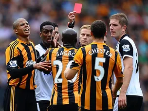 Hull lead Norwich despite Sagbo red card