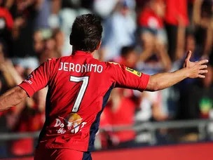 Adelaide thrash Wellington