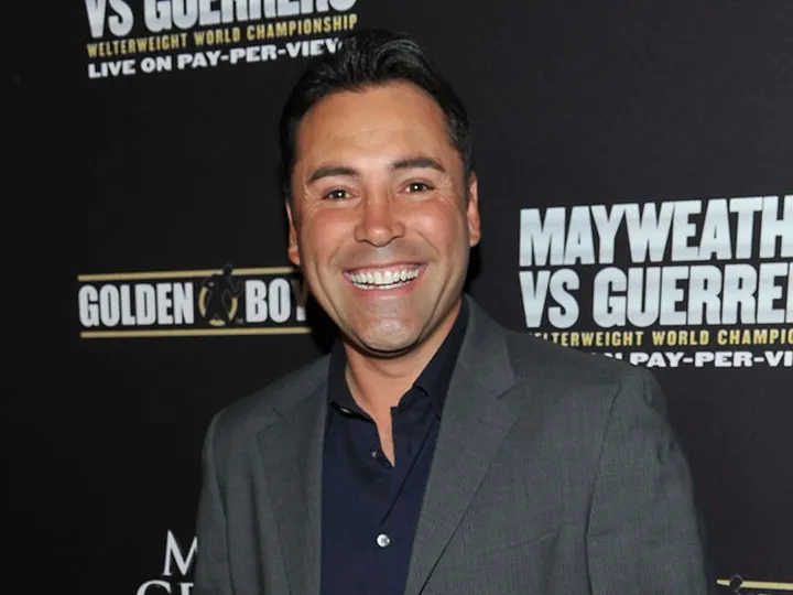 De La Hoya: 'Mayweather Jr is scared of Pacquiao'
