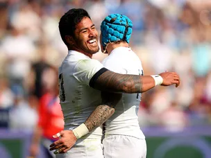 England thrash Italy to keep title hopes alive