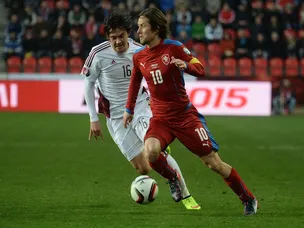Czech Republic snatch late point