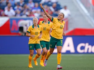 Simon fires Australia into quarter-finals