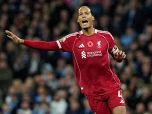 Van Dijk partner? Bayern star 'waiting for Anfield' amid contract standstill