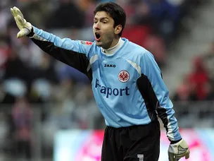 Frankfurt move up to fifth