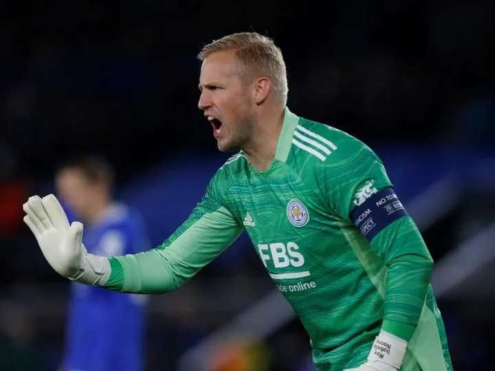  Kasper Schmeichel reveals hand injury from Aston Villa game