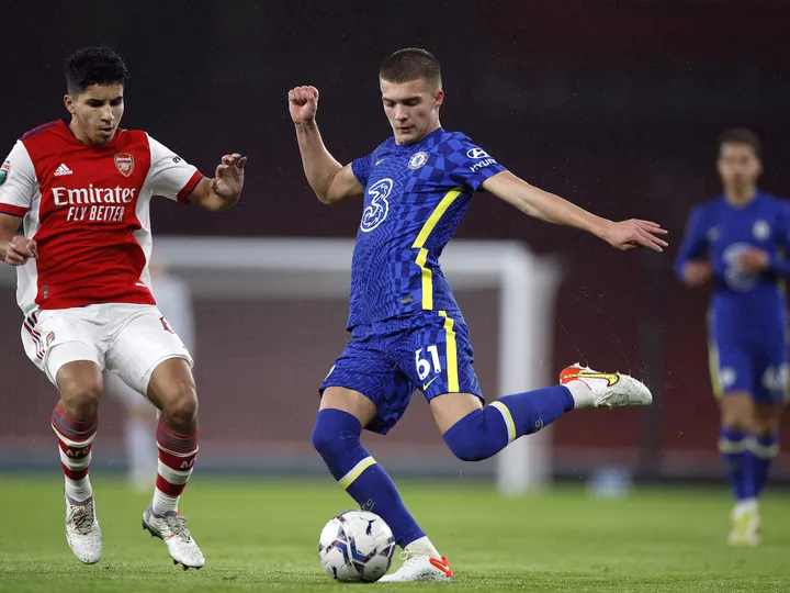 Gilchrist pens Chelsea contract extension'