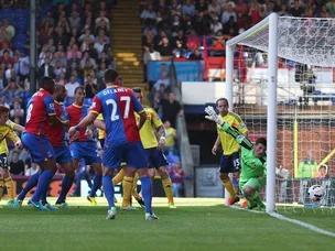 Palace beat 10-man Sunderland