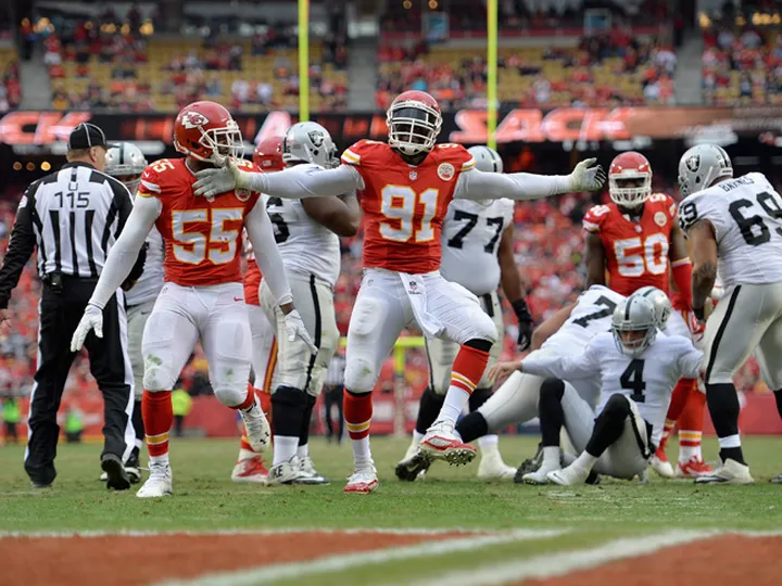 Chiefs cruise past Raiders