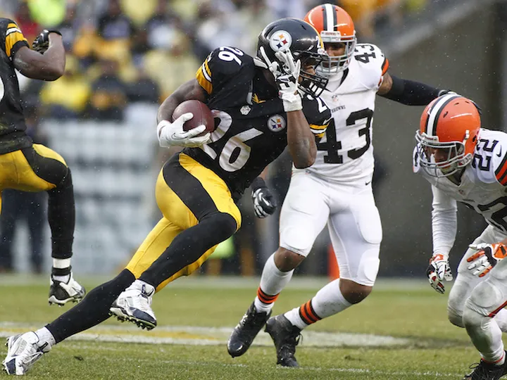Steelers keep playoff hopes alive with win