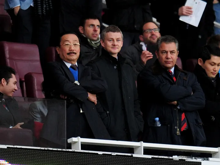 Solskjaer at Emirates for Cardiff talks
