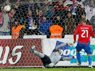 Plzen beat Madrid to top group