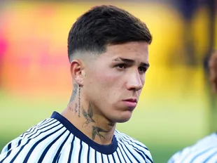 Fernandez fires parting shot at Chelsea after taking iconic Man City shirt number