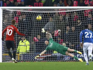 Fernandes explains Rashford penalty call against Everton