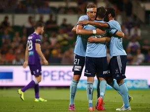 Nine-man Sydney hold on to beat Perth