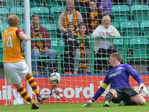 Motherwell claim late win at Hibs