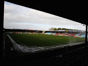 Scunthorpe hold on to stay top