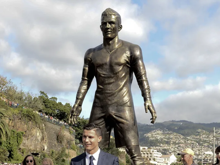 Ronaldo unveils giant statue of himself
