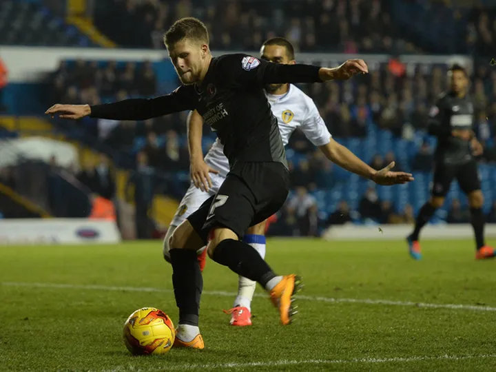 Late equaliser earns 10-man Charlton draw