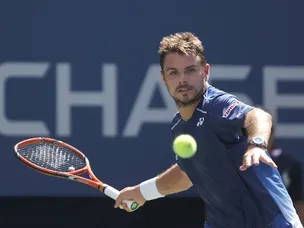 Wawrinka stutters to Troicki victory