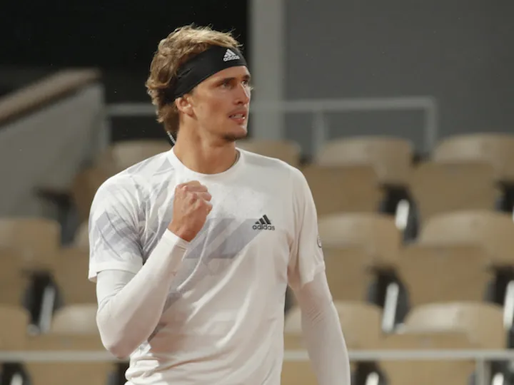 Alexander Zverev bounces back from US Open loss by easing through in French Open