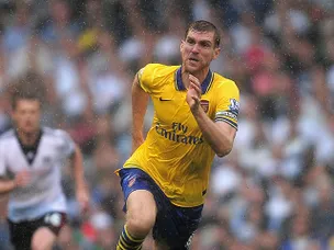 Mertesacker returns for Gunners