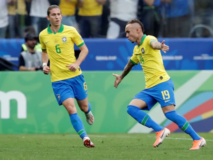 Arsenal 'send doctors for Everton Soares medical'