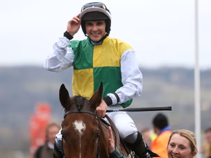 Jockey Treadwell cracks collarbone