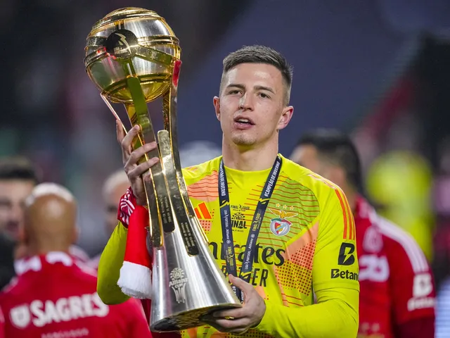 Benfica's Anatoliy Trubin with the Taca da Liga trophy on January 11, 2025