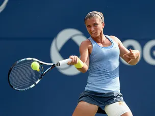 Errani beats Li to reach semis
